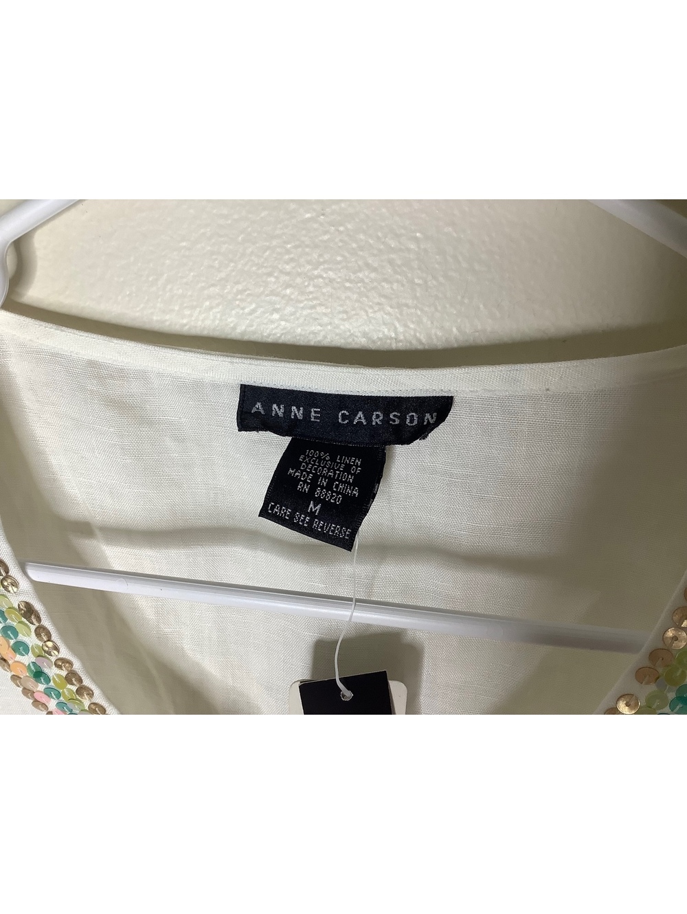 < Anne Carson 100% Linen White Top With Sequin Neckline Size Medium > - Picture 6 of 9